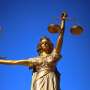 Utilizarea IA de sistemul judiciar din UK risca sa mascheze fisurile cauzate de ani de subfinantare