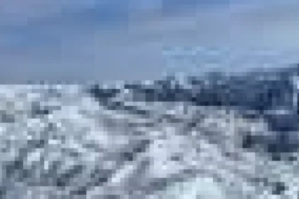 Gheața polară pierde jumătate de secol din cauza ghețarilor accelerați